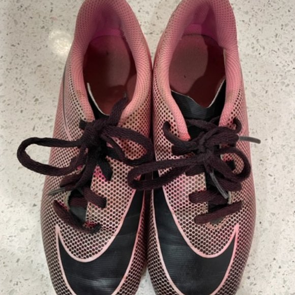 ❤️❤️ Nike Youth Pink and Black Soccer Cleats - Size 2 - Picture 1 of 8